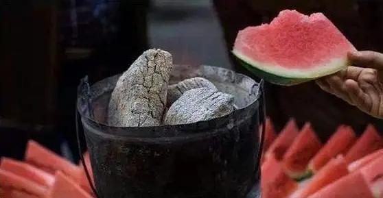 围火炉吃瓜的人,品味人生百态