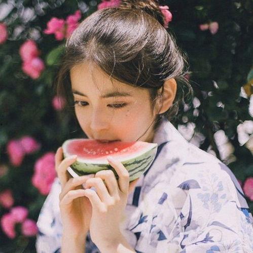 斜眼吃瓜头像女